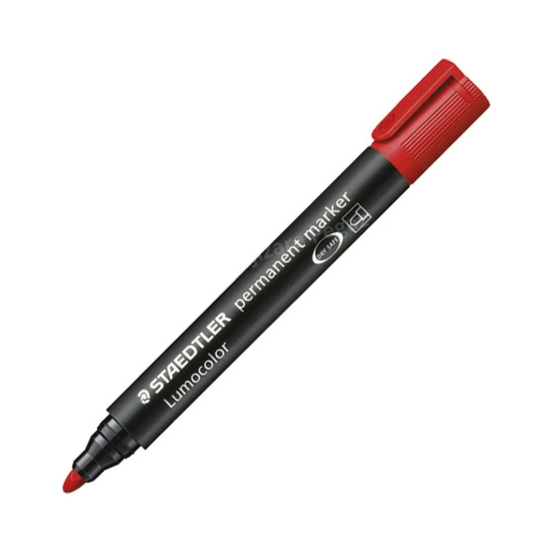 Staedtler Lumocolor permanentni marker sa oblim vrhom 2 mm, crveni, vodootporan i otporan na razmazivanje, idealan za školu, kancelariju, crtanje, označavanje i kreativne projekte.