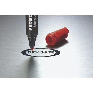 Staedtler Lumocolor permanentni marker sa oblim vrhom 2 mm, crveni, vodootporan i otporan na razmazivanje, idealan za školu, kancelariju, crtanje, označavanje i kreativne projekte.