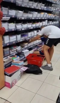 Dečaci brija sveske za skolu u Knjižari Pegaz.