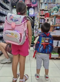 Dečak nosi predškolski ranac a devojčica anatomski ranac za školu.