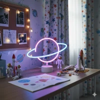 U dečijoj sobi na radnom stolu  stoji led stona lampa planeta.