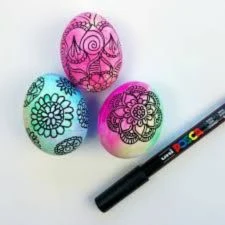 Uskršnja jaja sa tradicionalnim šarama iscrtana POSCA markerima.